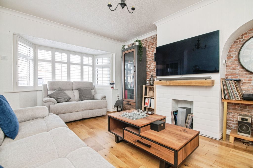 Property photo 2 of 25