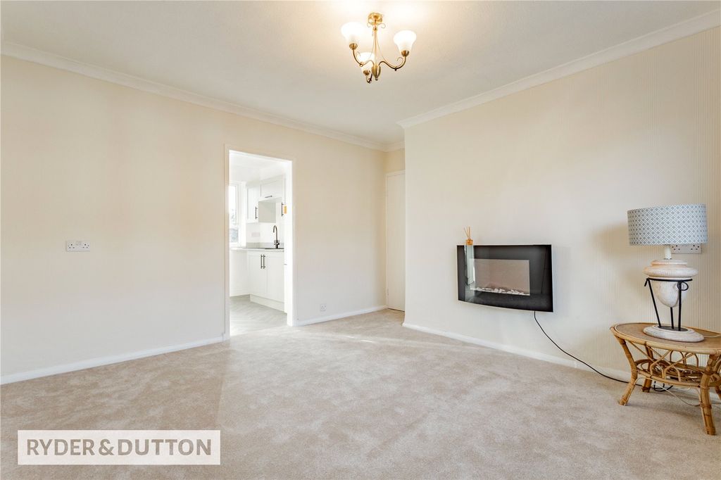 Property photo 3 of 19 Lounge