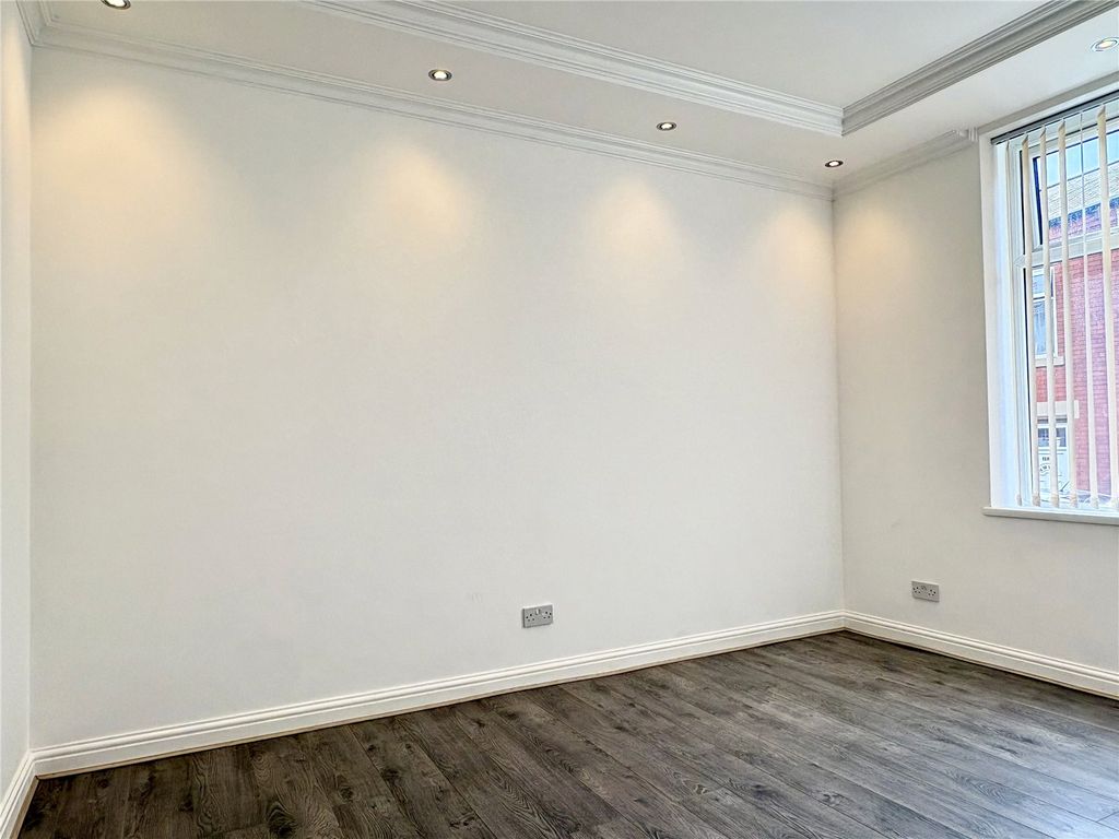 Property photo 3 of 19 Lounge