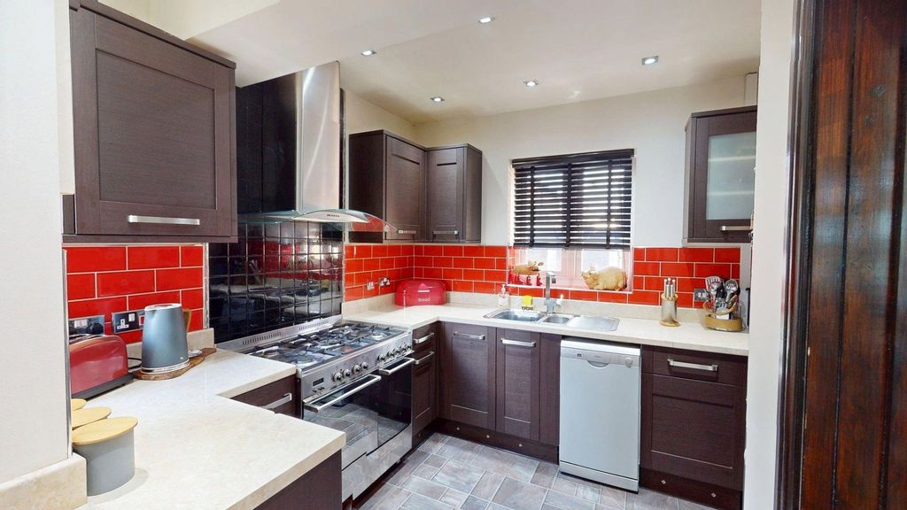 Property photo 3 of 19 Kitchen