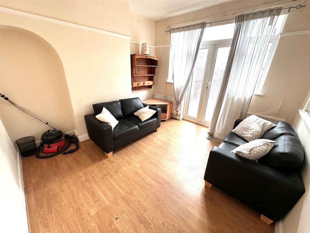 Property photo 3 of 16 Liv 26.Jpg
