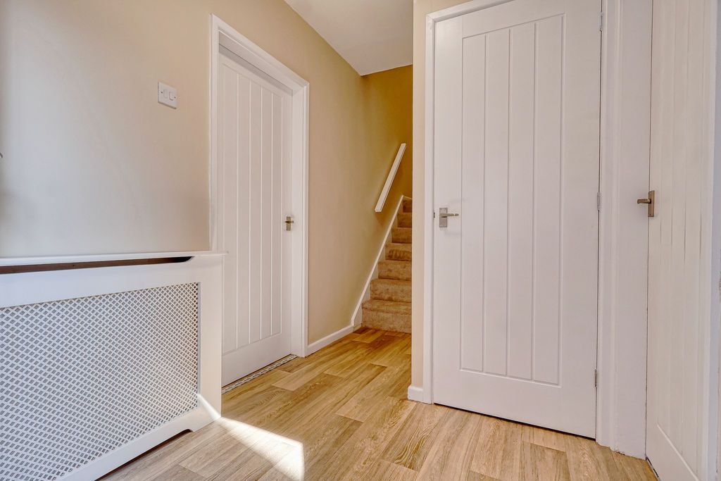 Property photo 2 of 19 Entrance Hall
