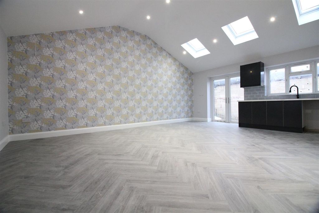 Property photo 2 of 12 842Fa29A-1Ad1-4Fb3-8Bfd-8E585233606D.Jpeg