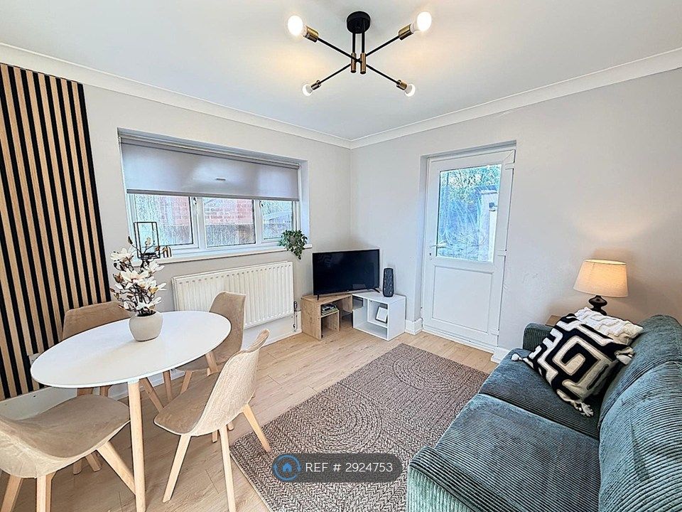 Property photo 3 of 16 Lounge