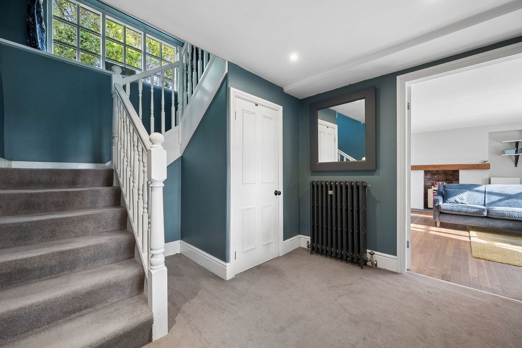 Property photo 2 of 40 Hall