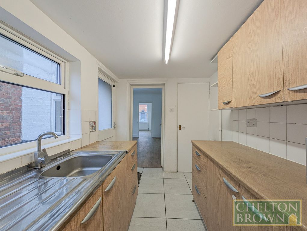 Property photo 3 of 19 Kitchen