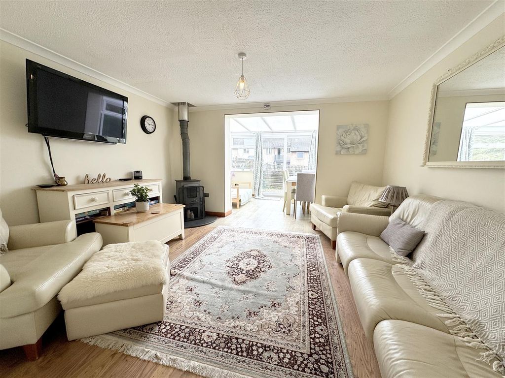 Property photo 3 of 19 Living Room