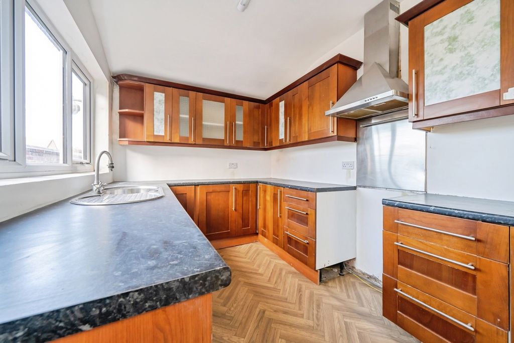 Property photo 2 of 10 Kitchen