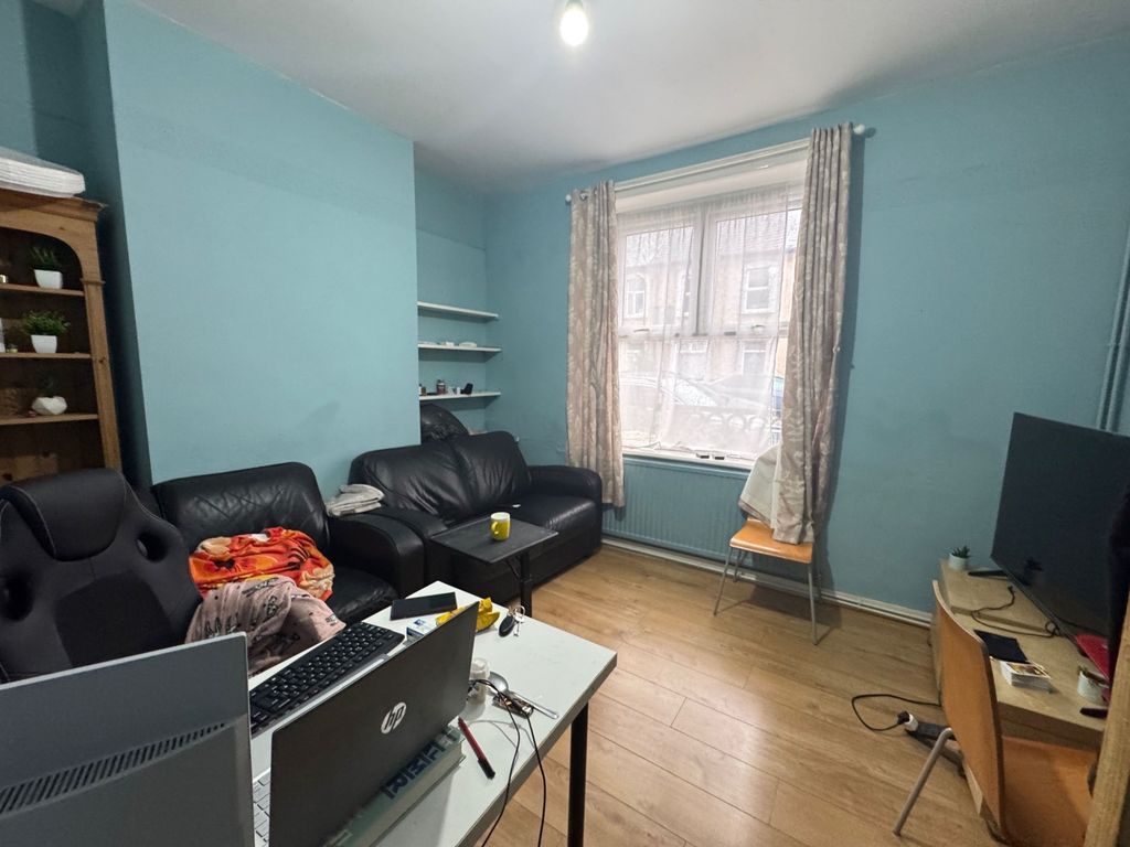 Property photo 2 of 11 Dd950208-c582-4953-B0Fc-89B22E7731F8