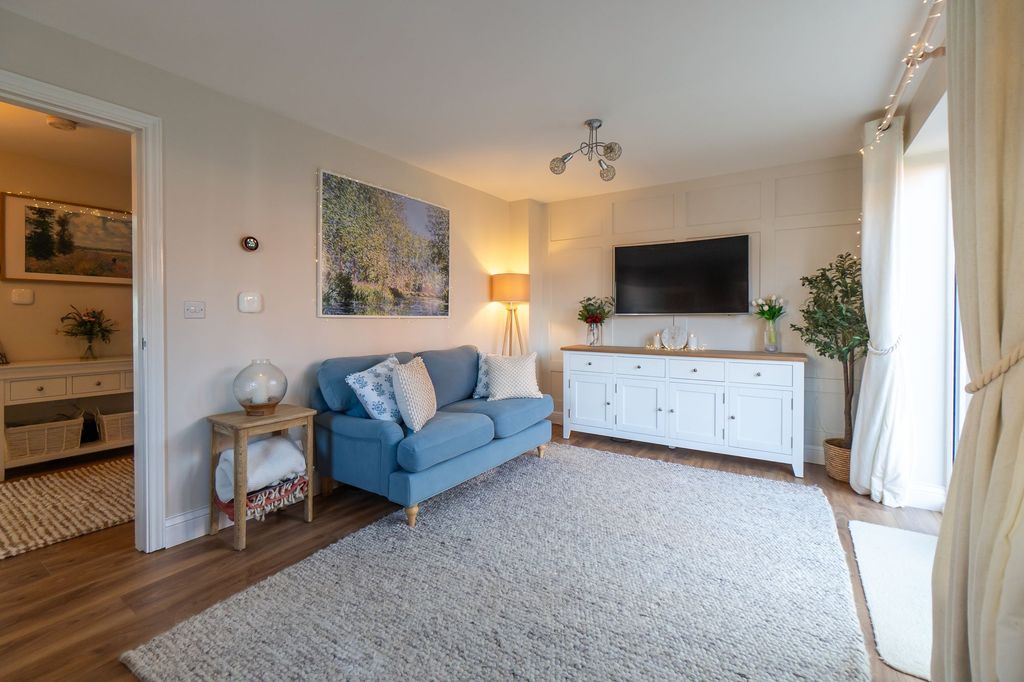 Property photo 2 of 28