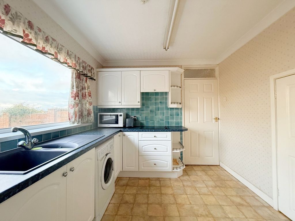 Property photo 3 of 27 Kitchen