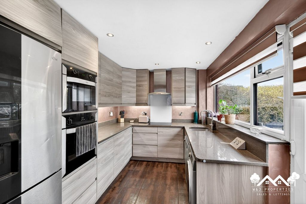 Property photo 3 of 43