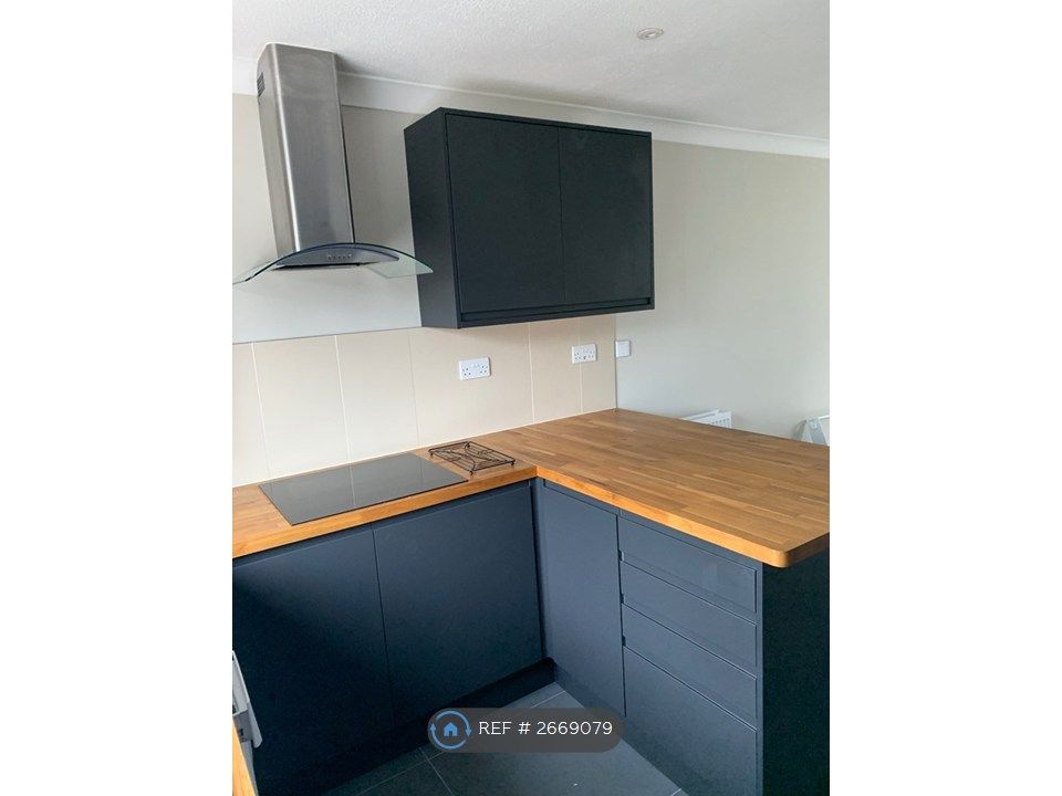 Property photo 3 of 10 Kitchen