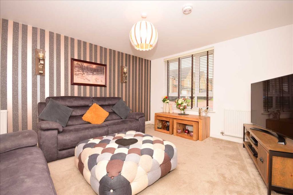 Property photo 2 of 31 Lounge