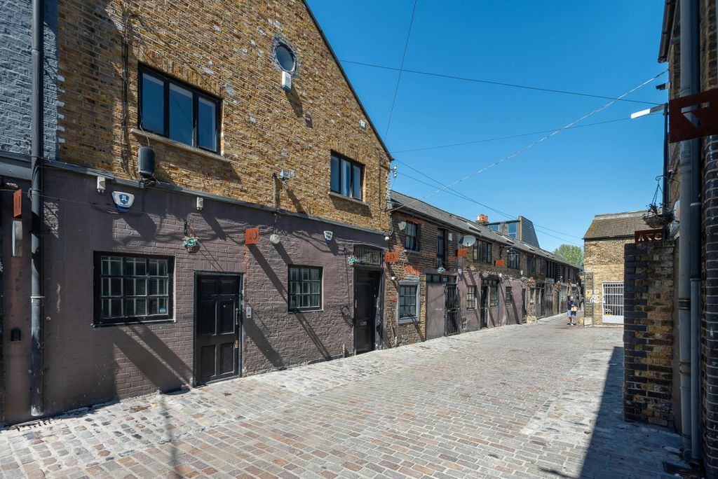 Property photo 1 of 7 12-Hatherley_Mews.Jpg
