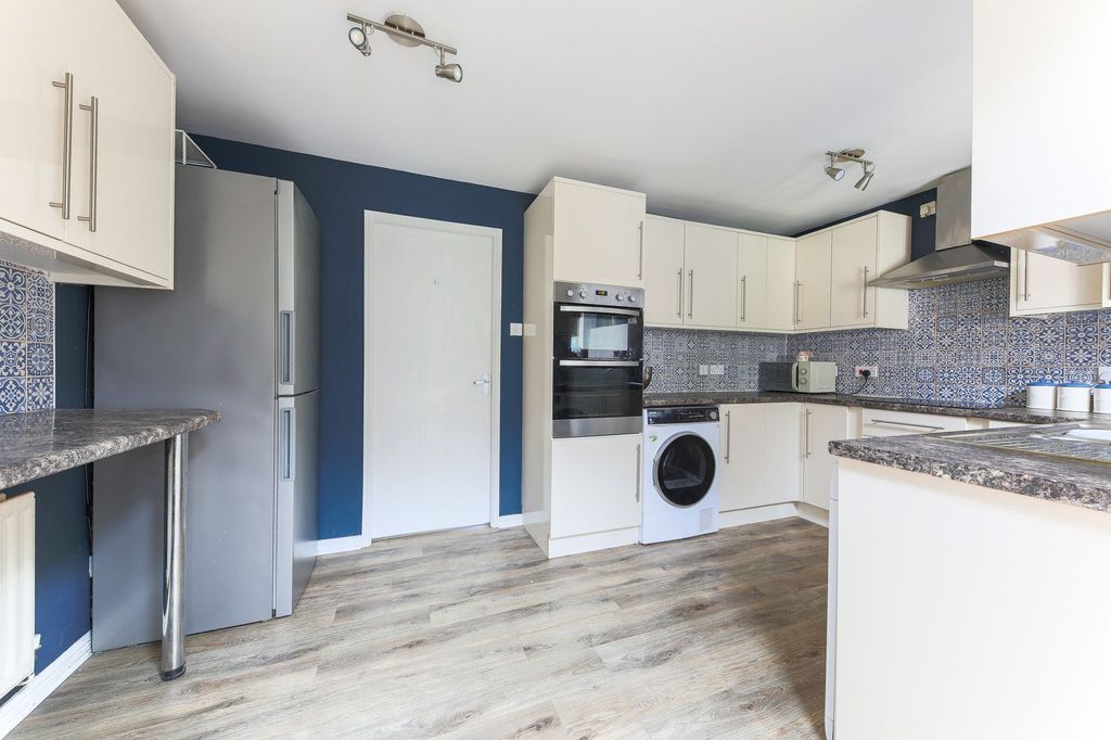 Property photo 3 of 19 Kitchen