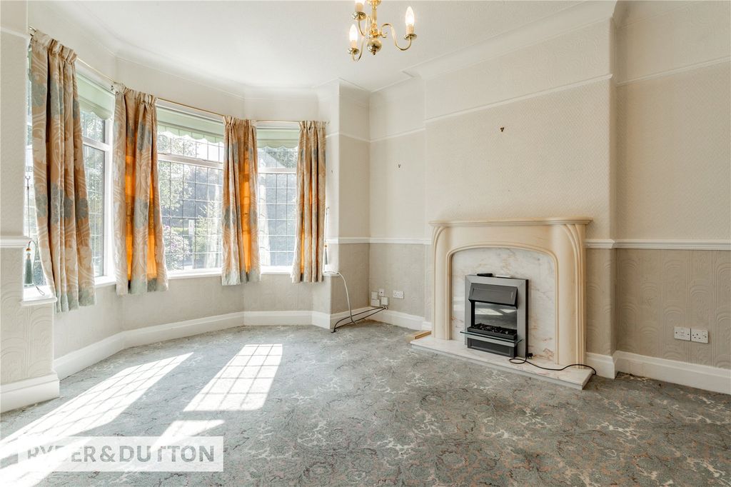 Property photo 3 of 31 Lounge