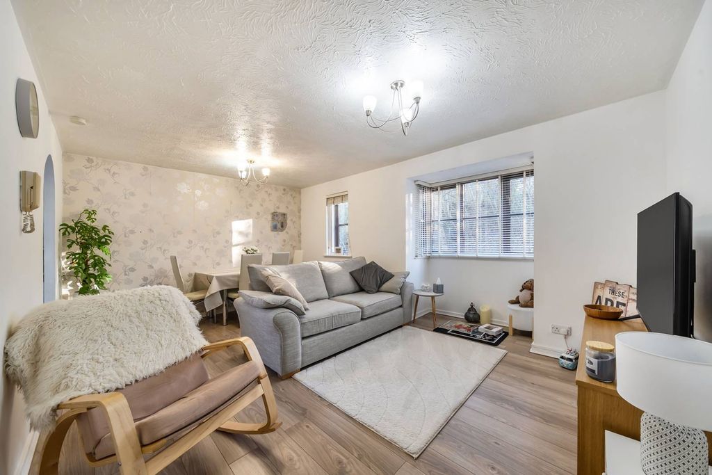 Property photo 2 of 20