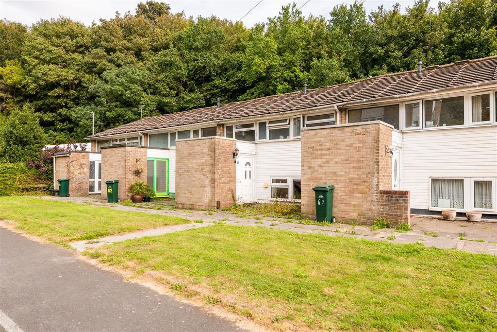 Property photo 1 of 21 63 Burstead Close-33.Jpg