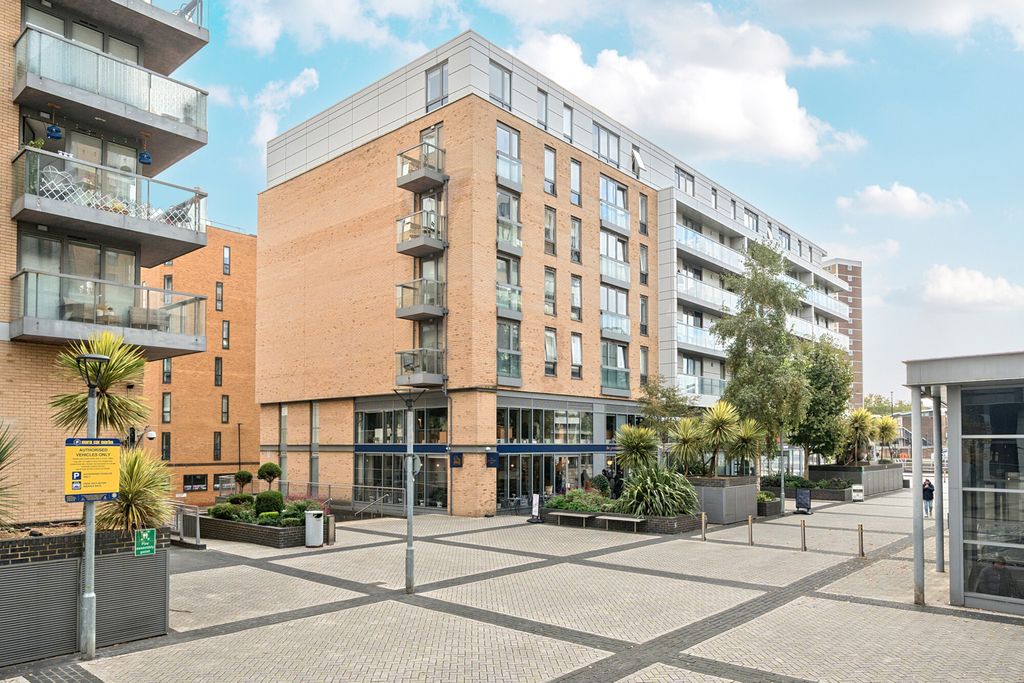 Property photo 3 of 21 External