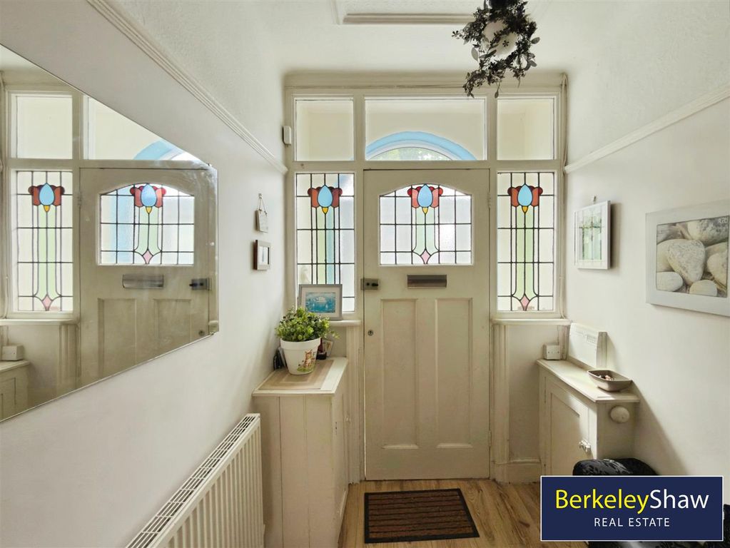 Property photo 3 of 18 Hall