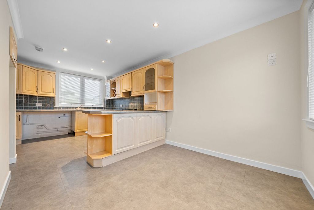 Property photo 3 of 31