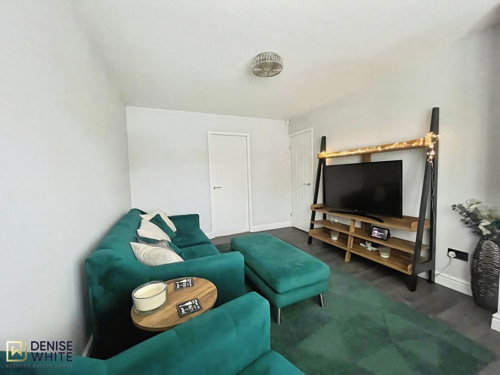 Property photo 3 of 23 Lounge