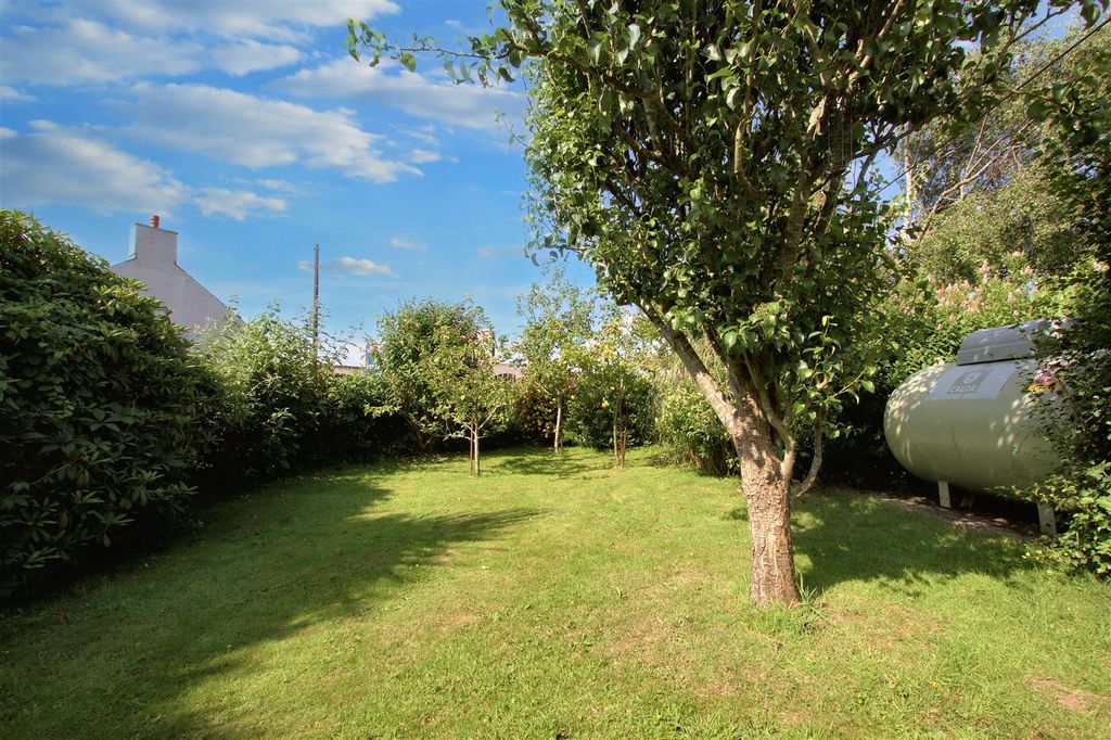 Property photo 2 of 54 Gardens