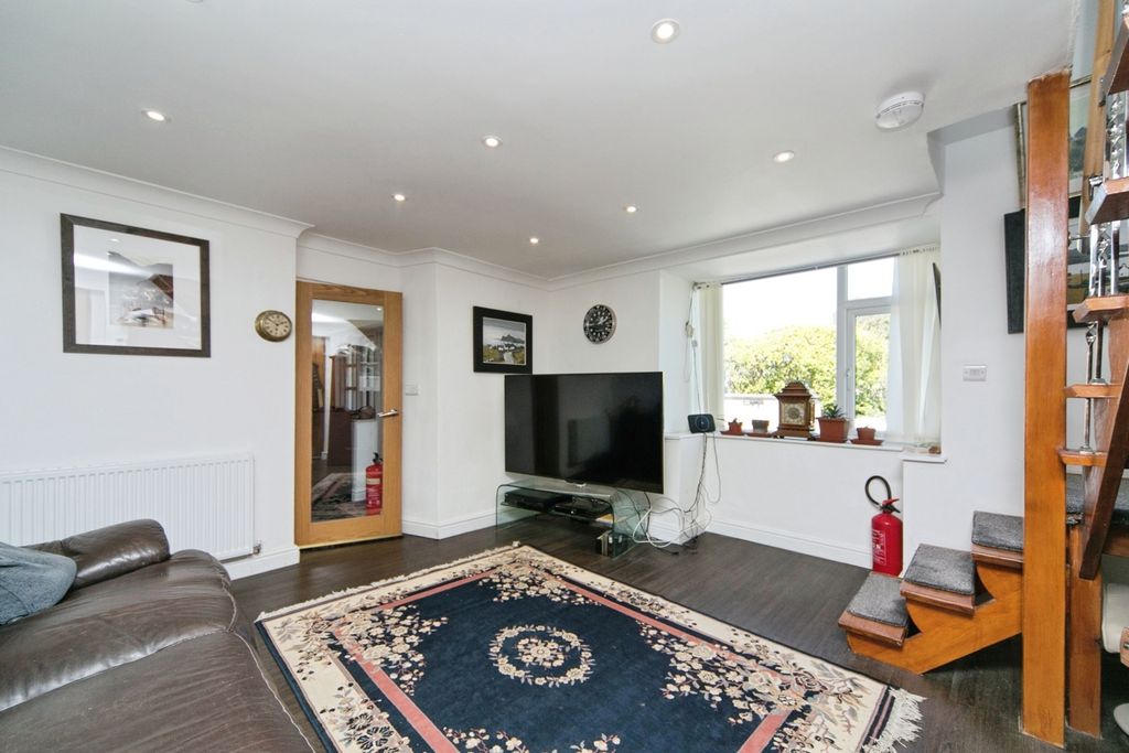 Property photo 3 of 17 Photo