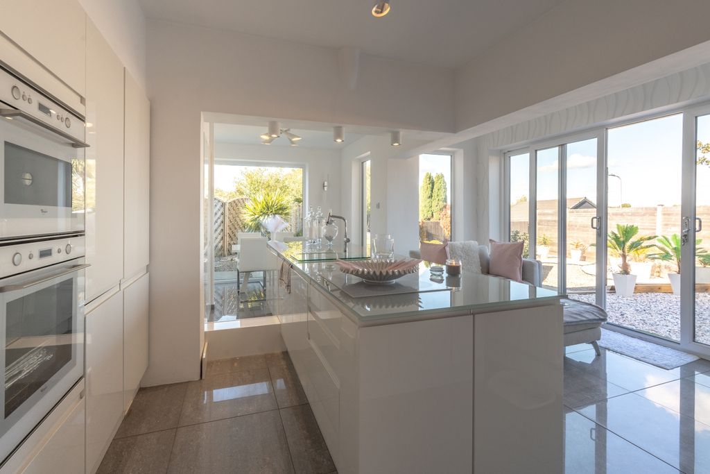 Property photo 2 of 28 Pillmawr Road-22