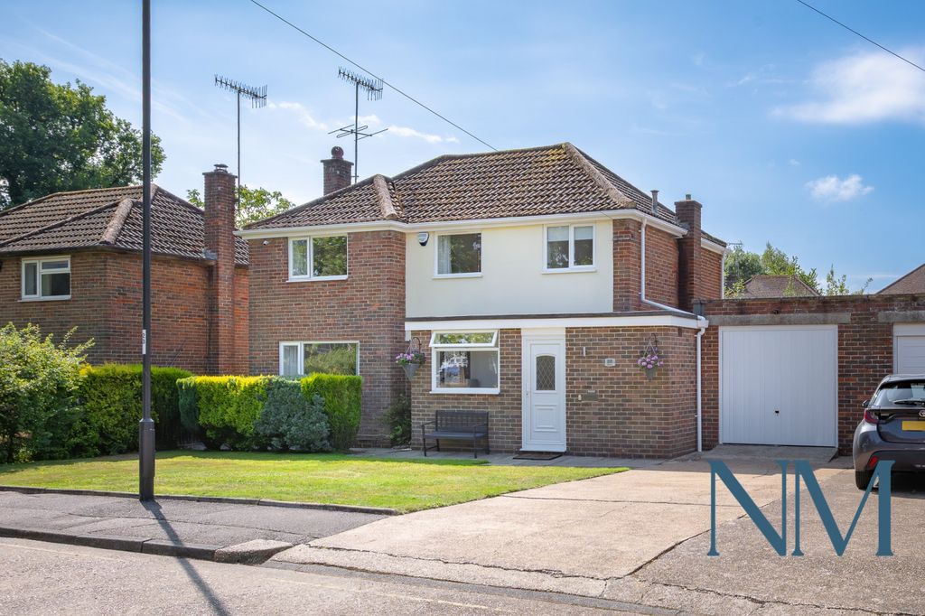 Property photo 1 of 27 3 Bedroom Detached House - Three Bridges