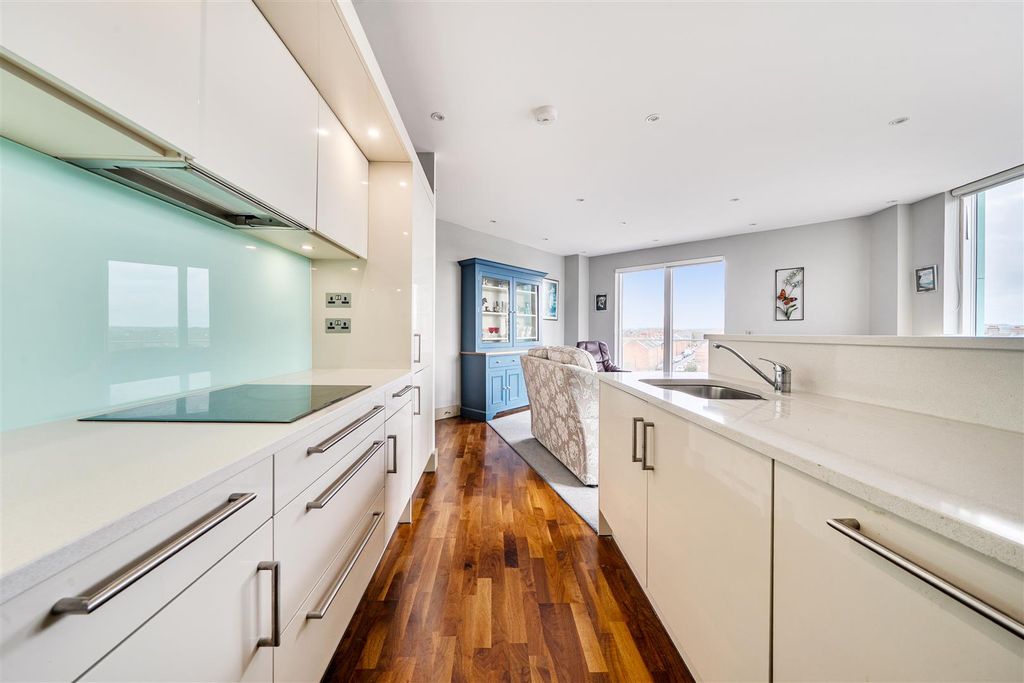Property photo 3 of 17 Kitchen