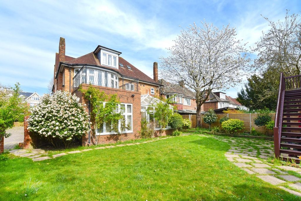 Property photo 2 of 21 Beachcroft 18R Manor House Drive (1).Jpg
