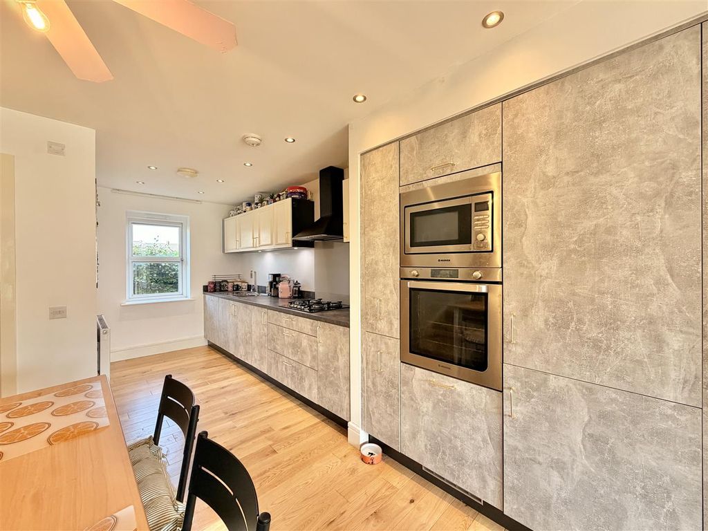 Property photo 3 of 14 Kitchen/ Lounge