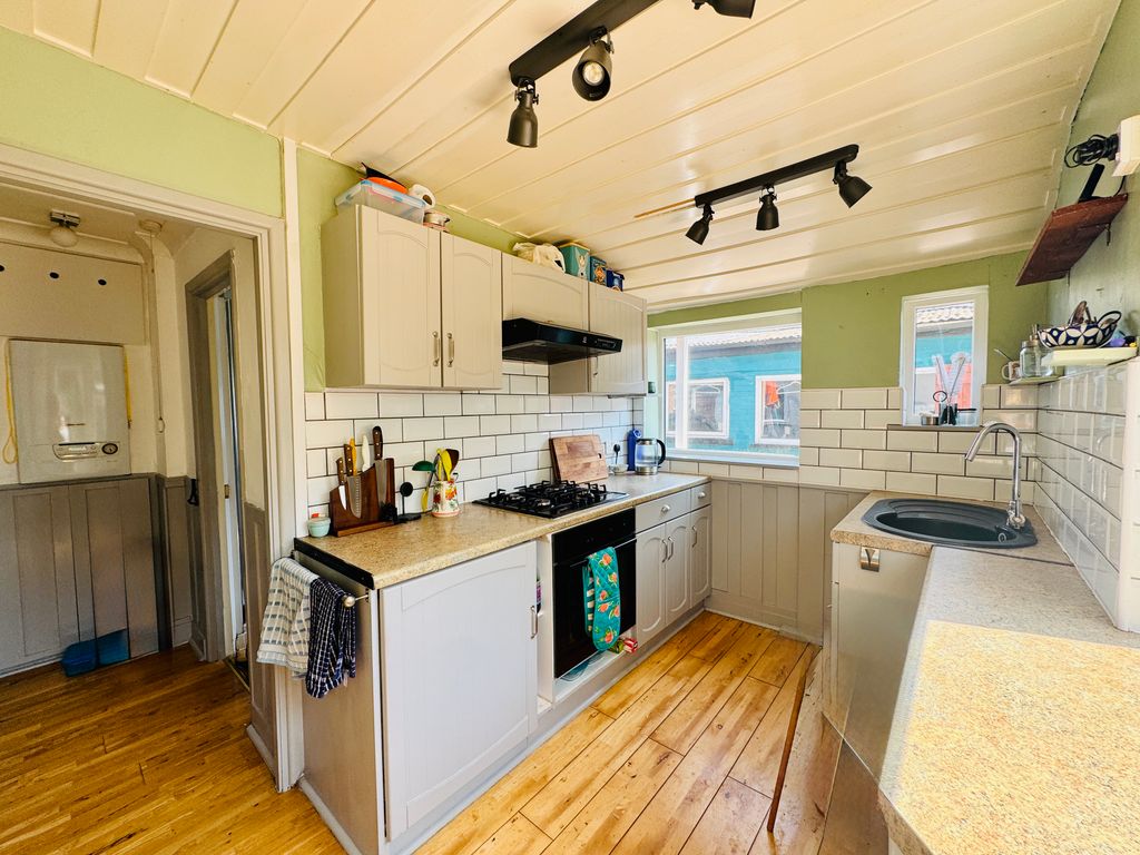 Property photo 3 of 25 Kitchen