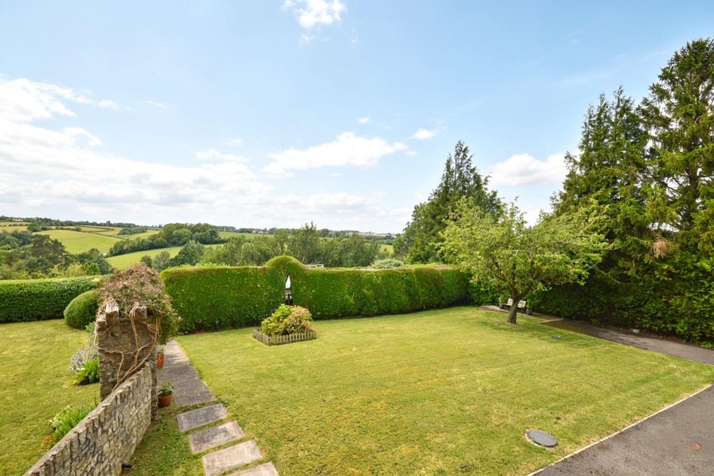 Property photo 3 of 25 Communal Gardens