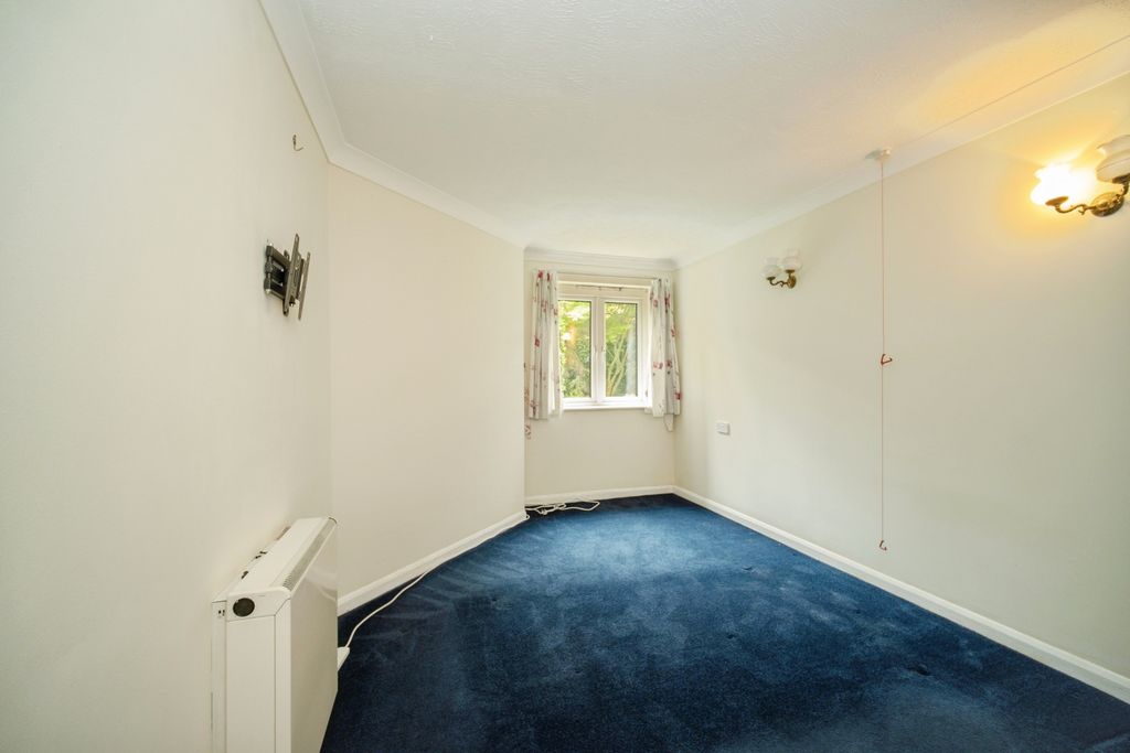 Property photo 2 of 10 Bedroom