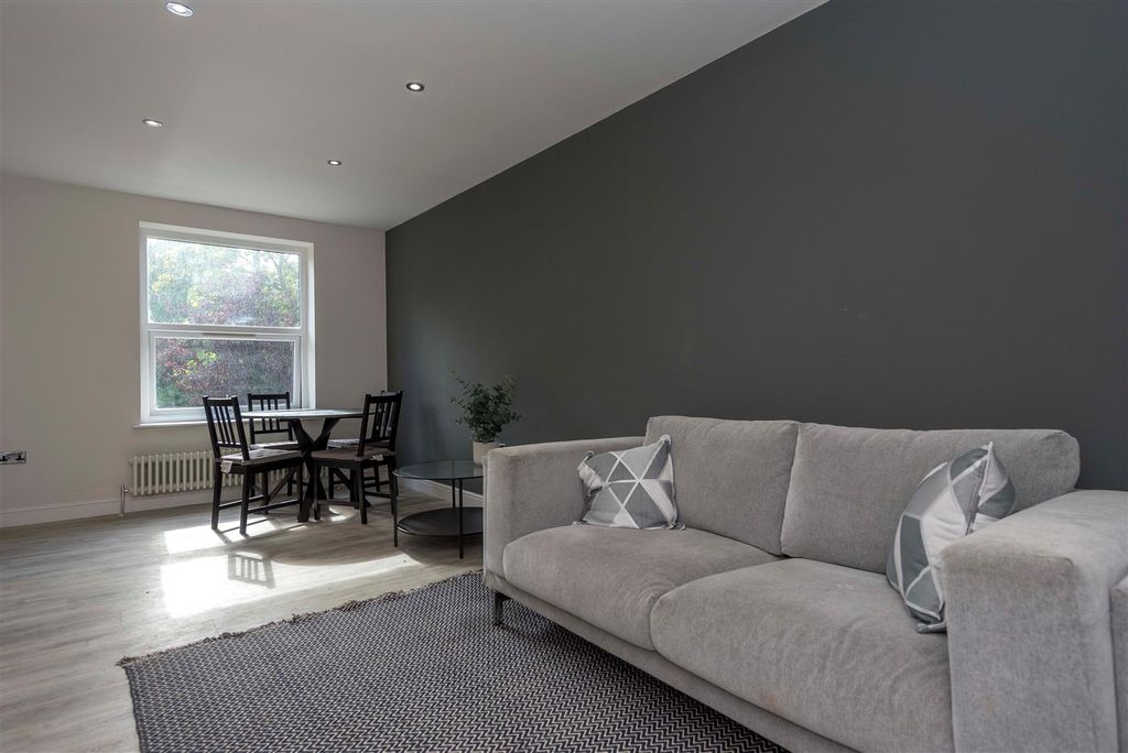 Property photo 2 of 9 Lounge