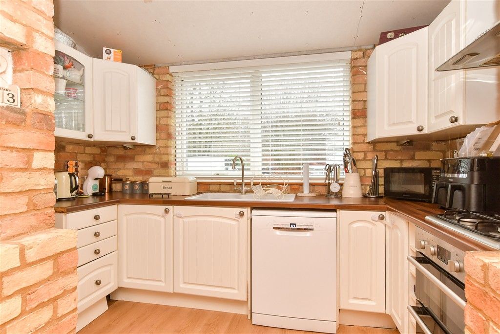 Property photo 3 of 10 Kitchen