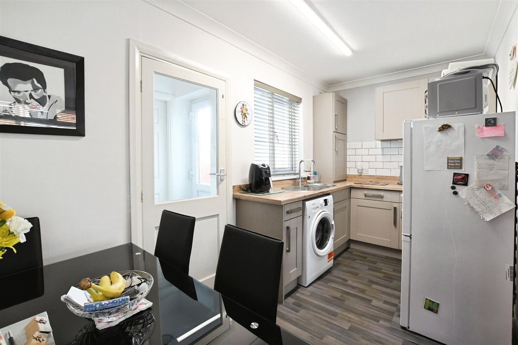 Property photo 2 of 17 Fitted Dining Kitchen