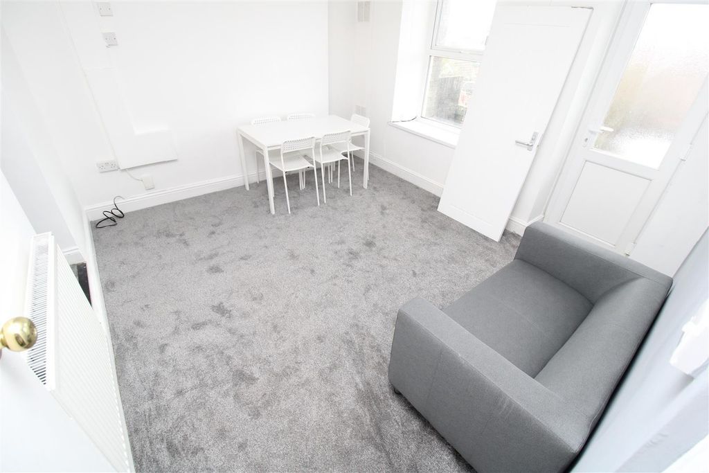 Property photo 3 of 5 Bright, Modern Lounge With Fresh Grey Carpets...