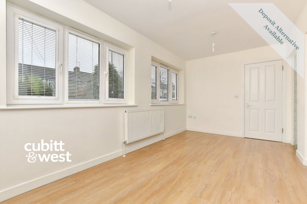 Property photo 2 of 8 499Fc5c1-Living