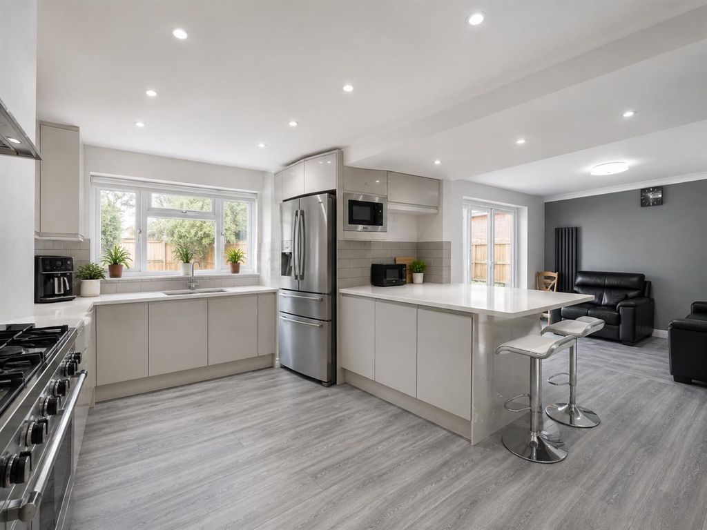 Property photo 3 of 22 4108C161-B49A-4F6B-9EE5-8A9Eeacb1445.Png