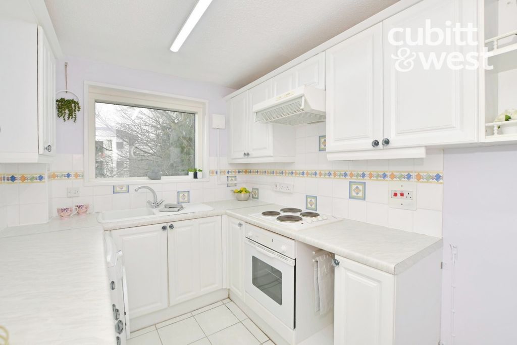 Property photo 3 of 9 Kitchen