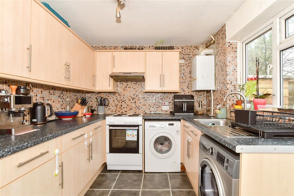 Property photo 3 of 10 Kitchen