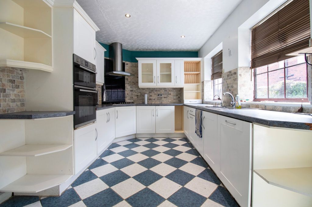 Property photo 3 of 31