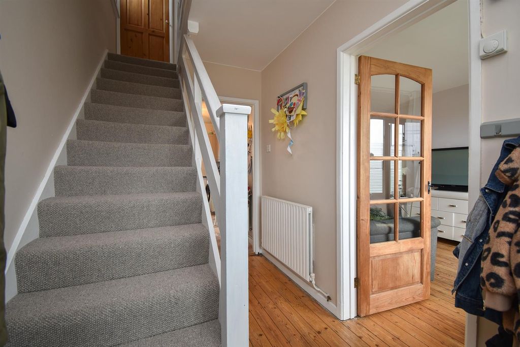 Property photo 3 of 16 Entrance Hall