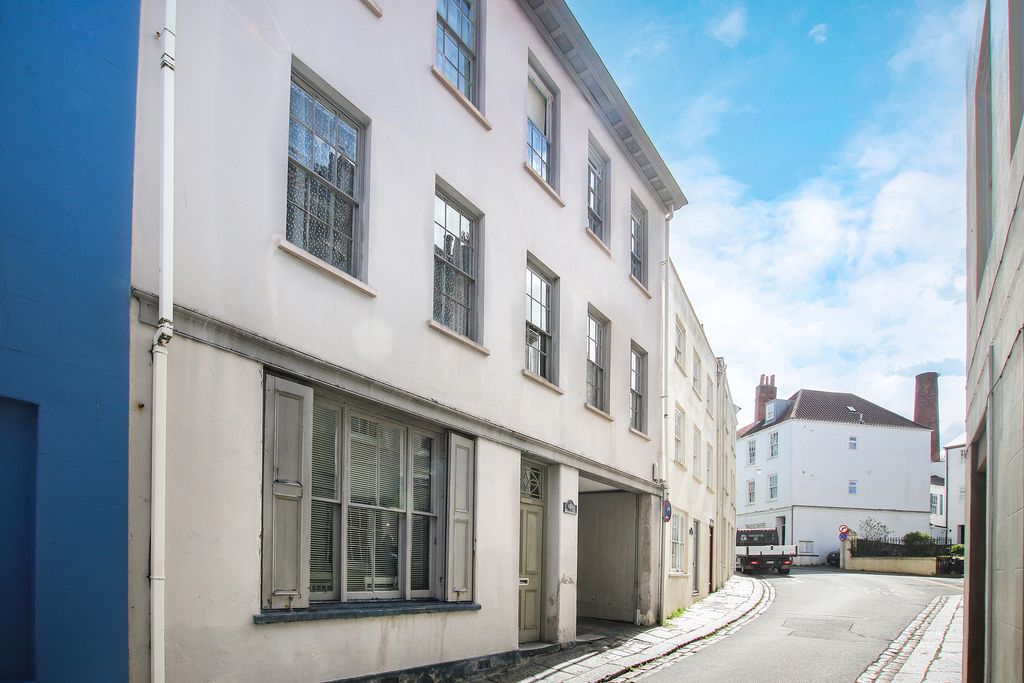 Property photo 1 of 8 Photo 0