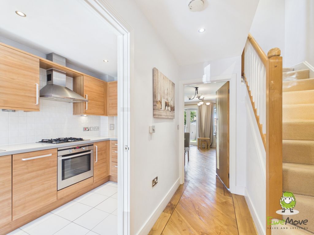 Property photo 2 of 18 Ewemove Estate Agents Basingstoke