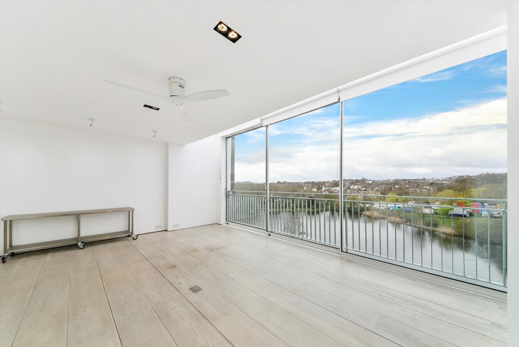Property photo 1 of 19 Image